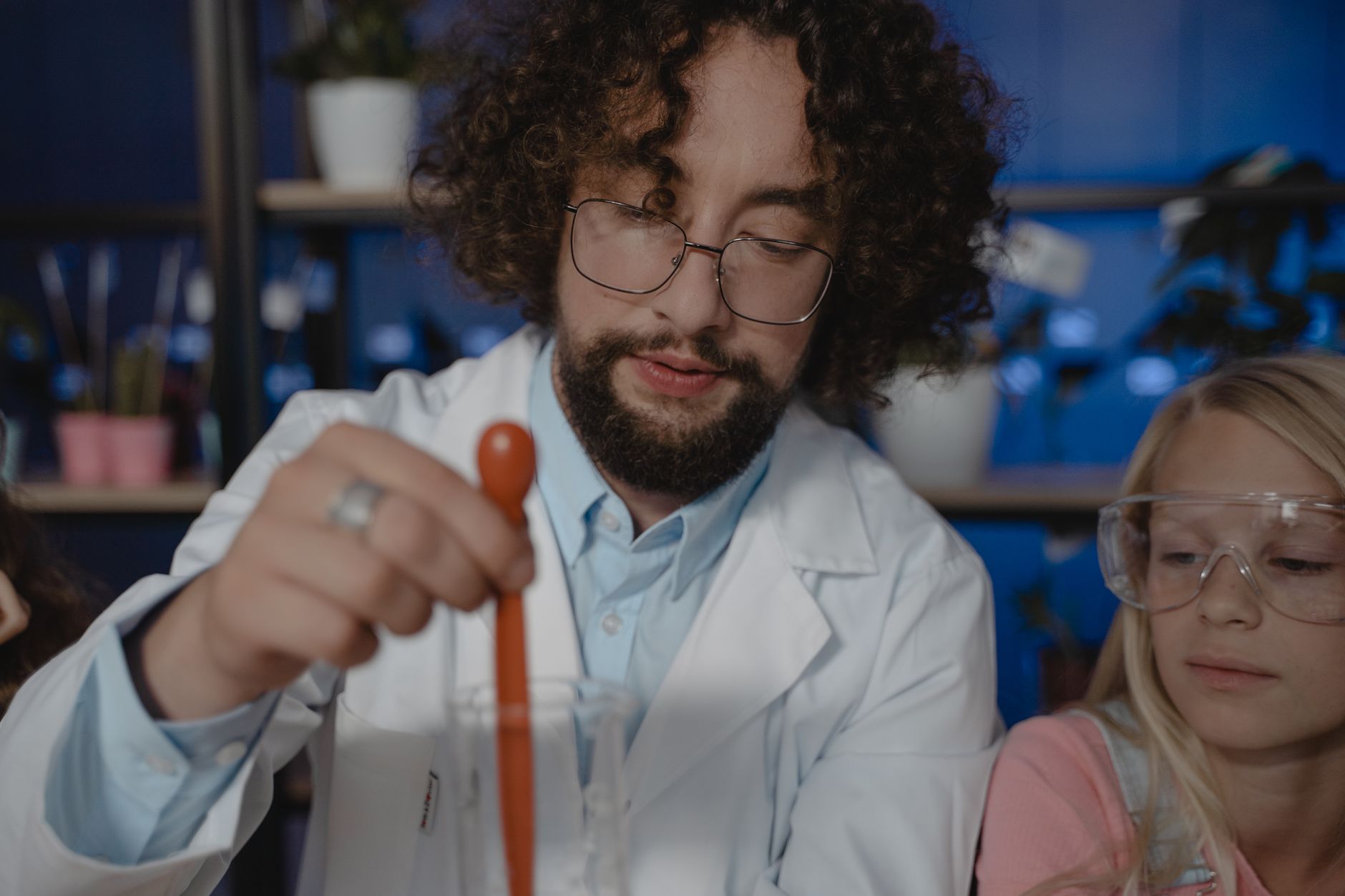 Bearded teacher and student exploring chemistry with lab equipment. Focus on learning and education — UPI Study