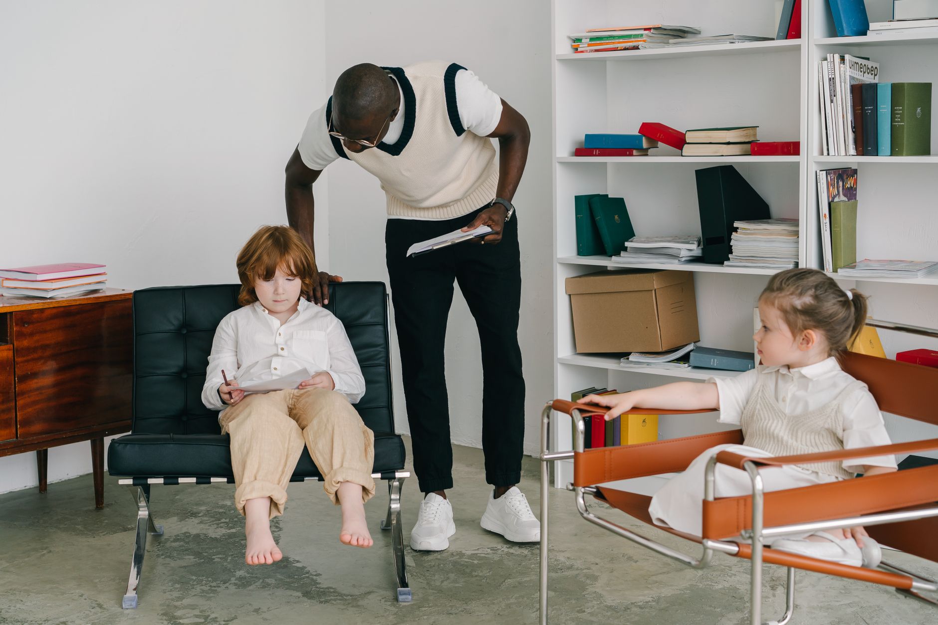 Therapist engaging with children in a modern office environment, focusing on child development — UPI Study