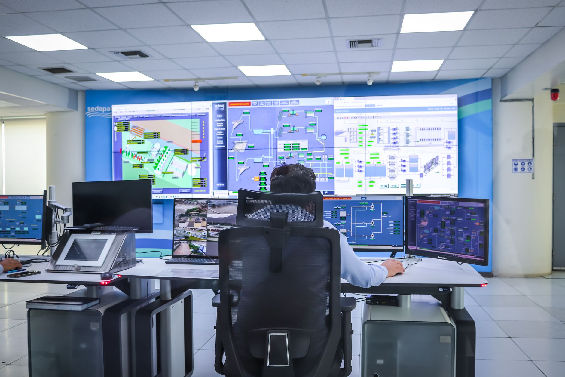 Operator in a modern control room managing technological systems in El Agustino, Lima — UPI Study