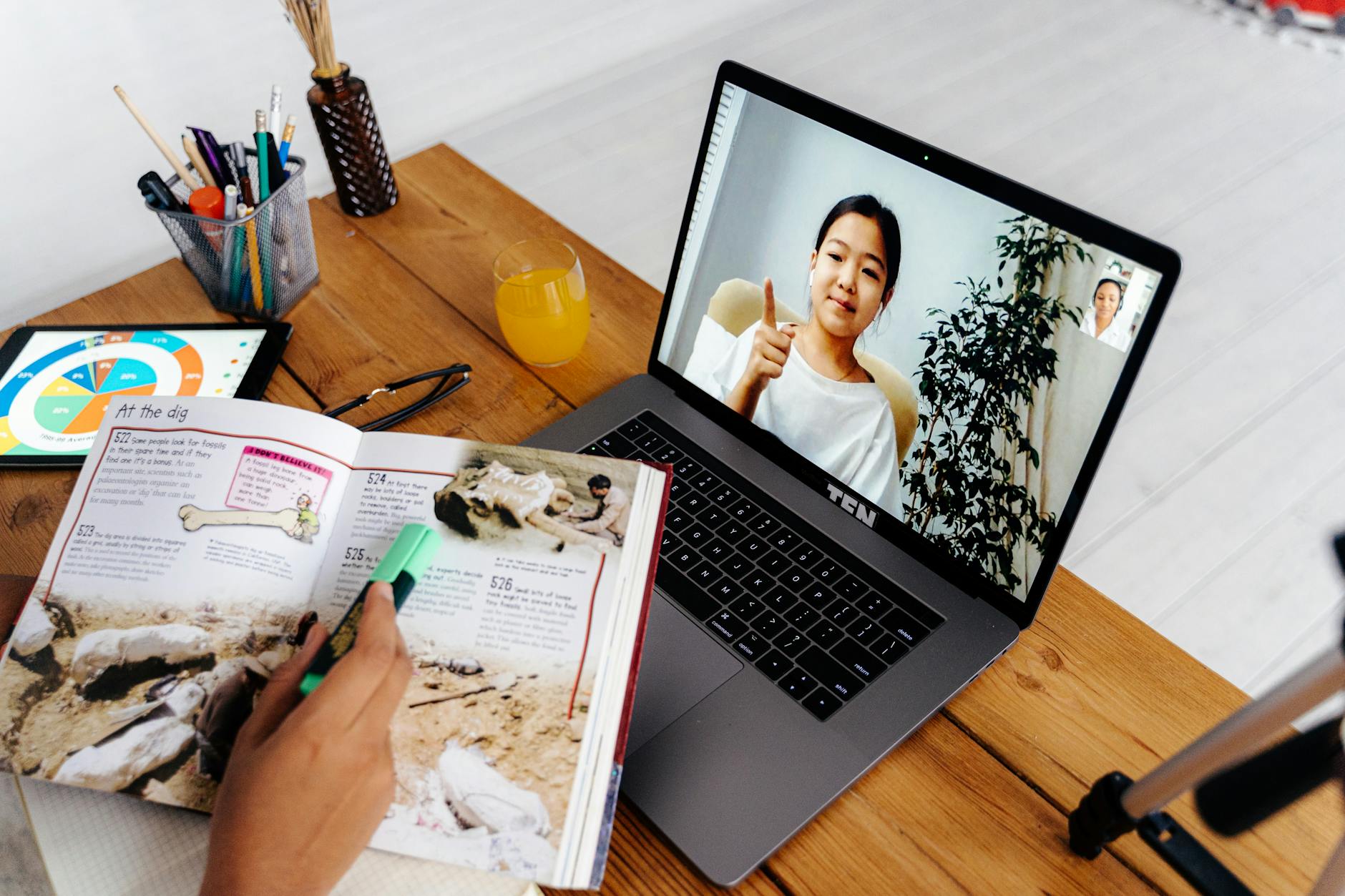 Online teaching session with digital tools, featuring a woman on a laptop screen and educational materials — UPI Study