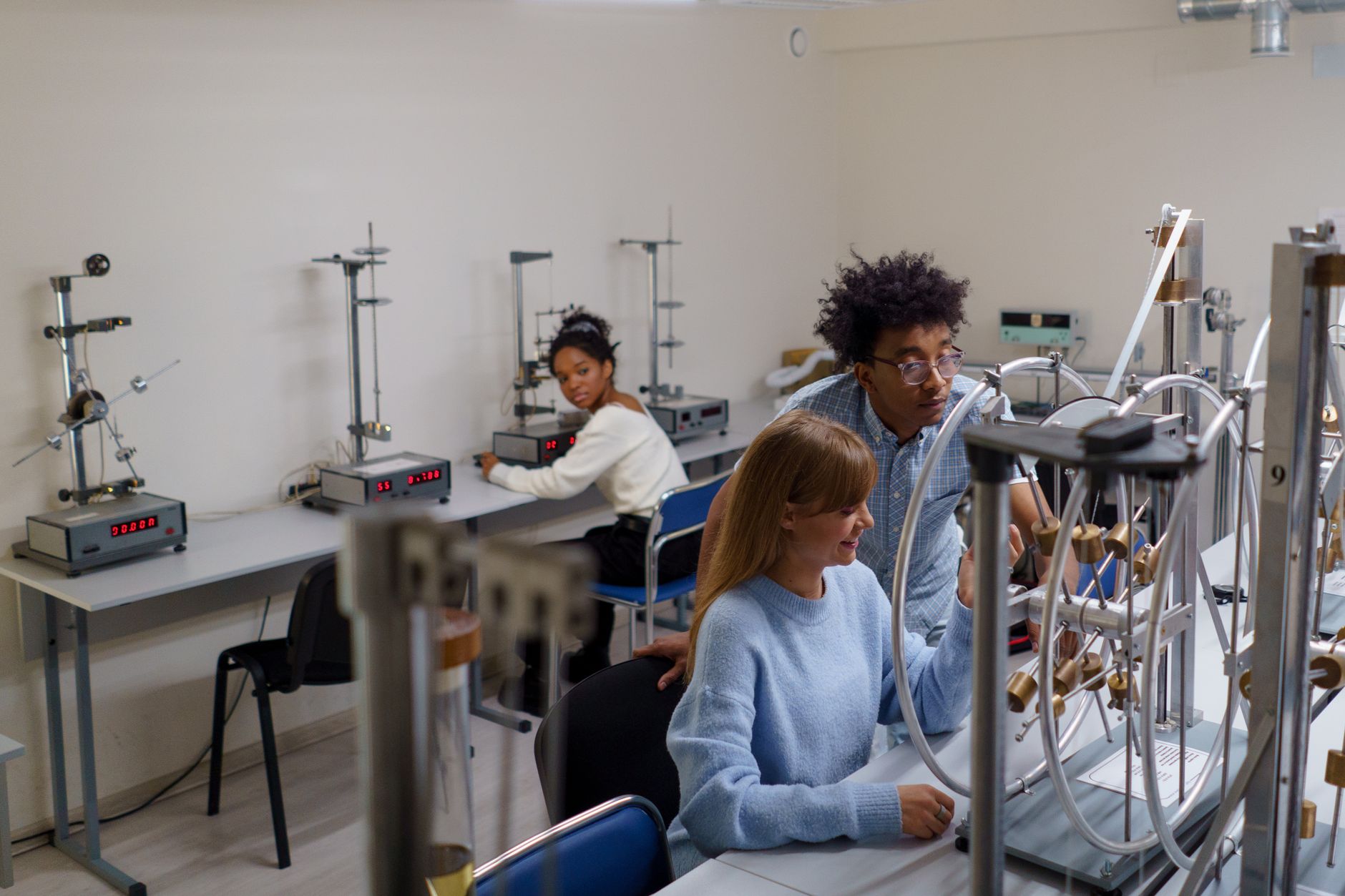 University students conducting physics experiments in a science laboratory, collaborating and learning in an interactive setting — UPI Study