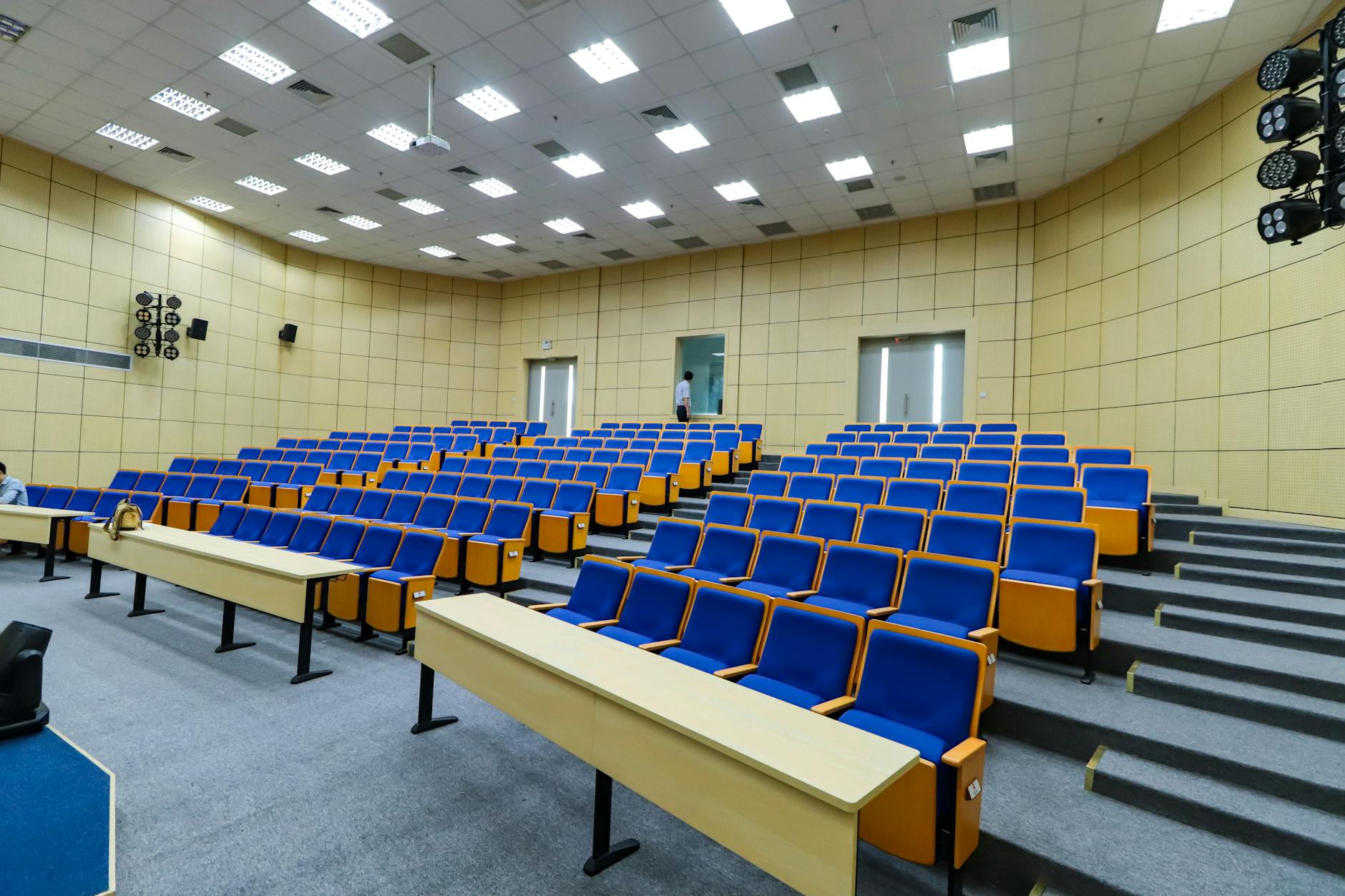 Spacious lecture hall with blue seats and desks ready for students — UPI Study
